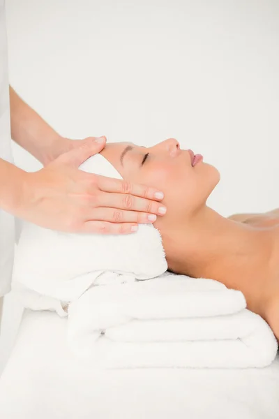 Femme recevant massage facial — Photo