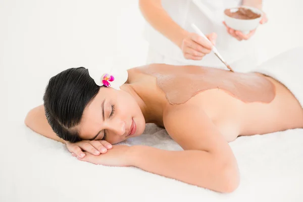 Woman getting mud treatment — Stock Photo, Image