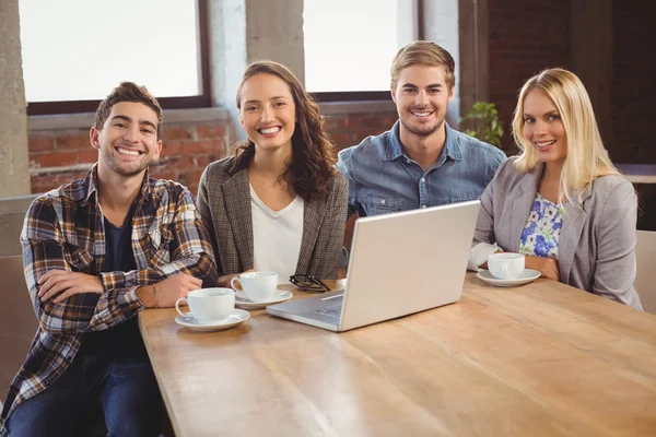 Lachende vrienden hebben koffie samen — Stockfoto