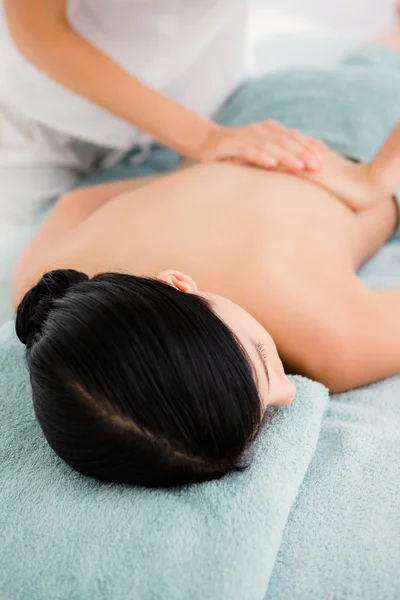 Frau erhält Rückenmassage — Stockfoto