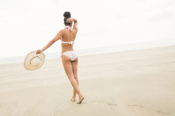 Fitte Frau im Bikini zu Fuß ans Meer — Stockfoto