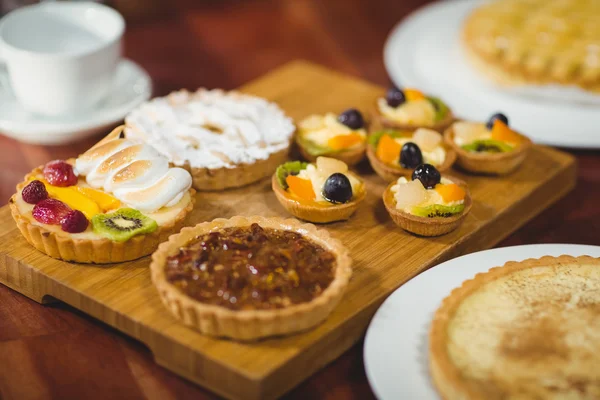 Close up wooden tray of tasty pastries — Stock Photo, Image