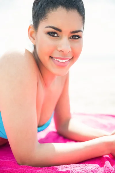 Sorrindo mulher tomando banho de sol em toalha — Fotografia de Stock