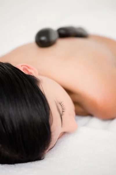 Vrouw genieten van hot stone-massage — Stockfoto