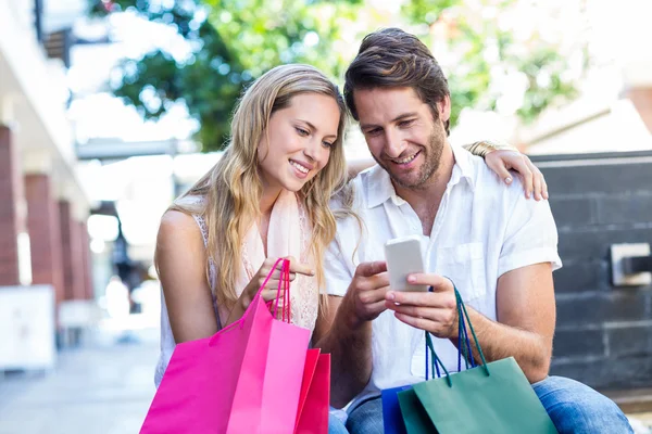 Casal com sacos de compras — Fotografia de Stock