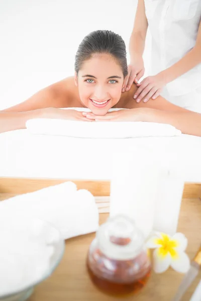 Mujer recibiendo masaje de espalda — Foto de Stock