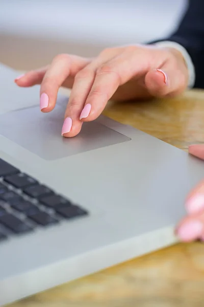 Mujer de negocios usando su portátil en el escritorio —  Fotos de Stock