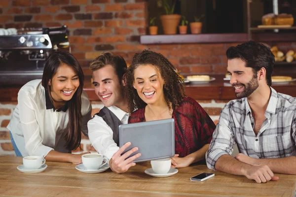 Amigos sonrientes mirando la tableta digital — Foto de Stock