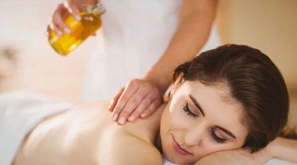 Молода жінка отримує масаж — стокове фото