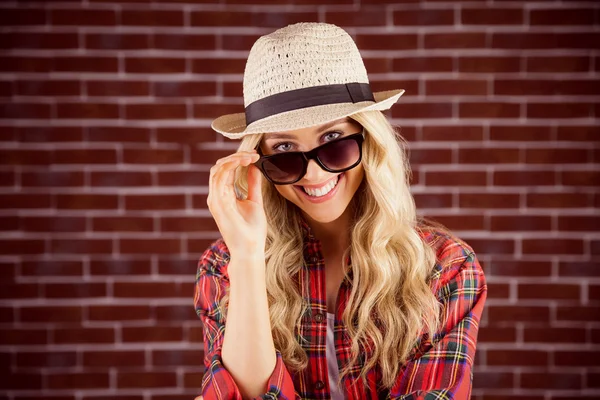 Linda sorridente loira hipster posando com óculos de sol — Fotografia de Stock