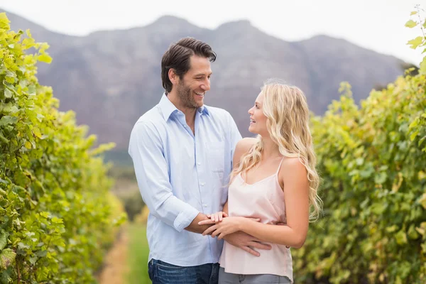 Pareja sonriéndose mutuamente — Foto de Stock