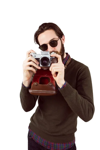 Hipster usando sua câmera vintage — Fotografia de Stock