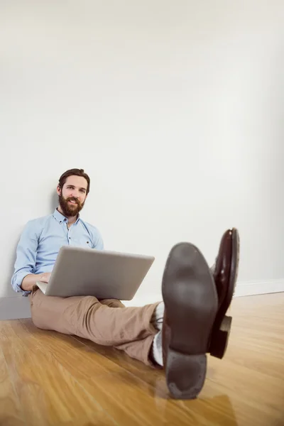 Schöner Hipster mit seinem Laptop — Stockfoto