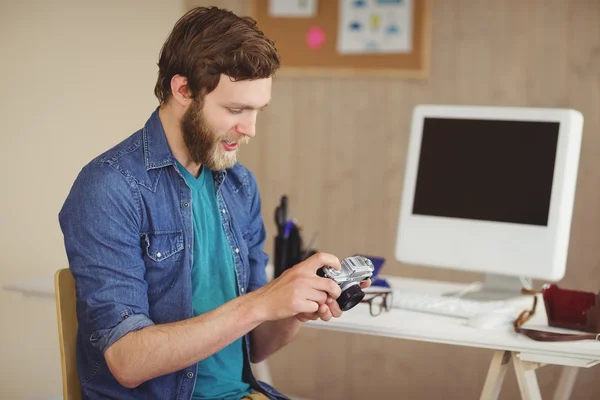 Hipster fotograaf zijn camera kijken — Stockfoto