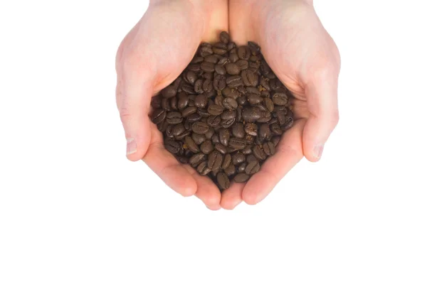 Закройте взгляд на руки, показывающие кофейные бобы — стоковое фото
