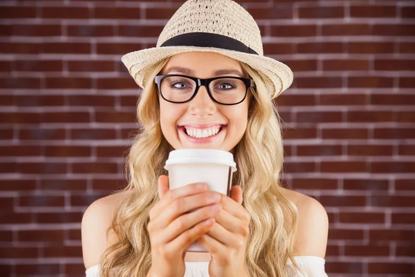 Underbara leende blondin hipster med take-away cup — Stockfoto