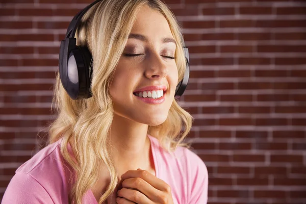 Frau hört Musik — Stockfoto