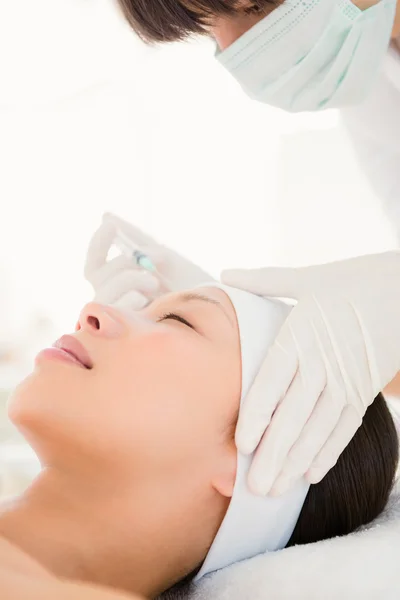 Jonge vrouw op massagetafel — Stockfoto