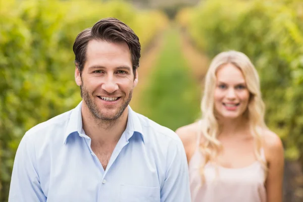 Unga lyckliga paret ler mot kameran — Stockfoto