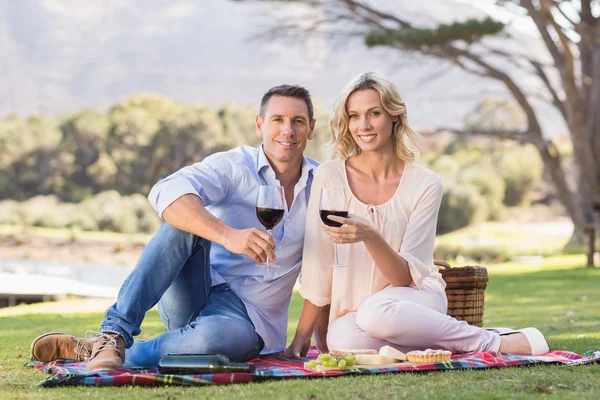 Par på picknick-filt och dricka vin — Stockfoto