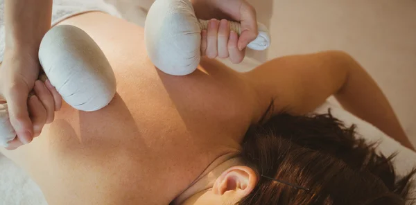 Kvinna att få växtbaserade komprimerar massage — Stockfoto