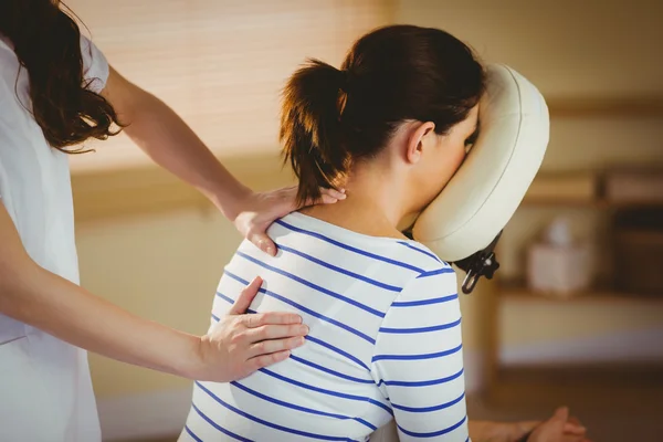 Молода жінка отримує масаж в кріслі — стокове фото