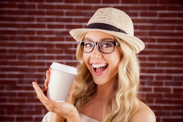 Blondynka hipster prezentacji Puchar na wynos — Zdjęcie stockowe