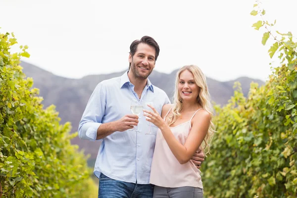 Unga lyckliga paret leende och rosta — Stockfoto
