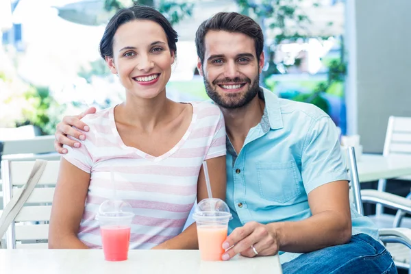 Счастливая пара пьет молочные коктейли вместе — стоковое фото