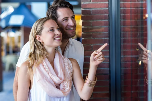 Par går nära fönstershopping — Stockfoto