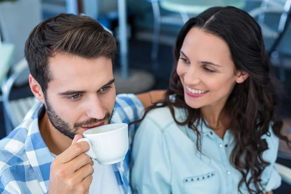 Söta par ha kaffe tillsammans — Stockfoto