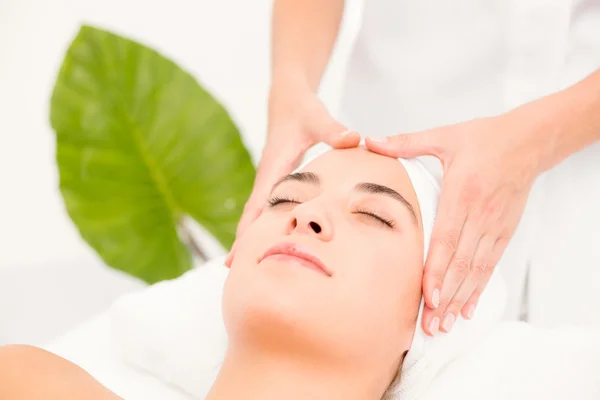 Femme recevant massage facial — Photo