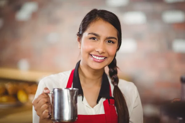 Uśmiechający się trzymając Dzbanek mleka barista — Zdjęcie stockowe