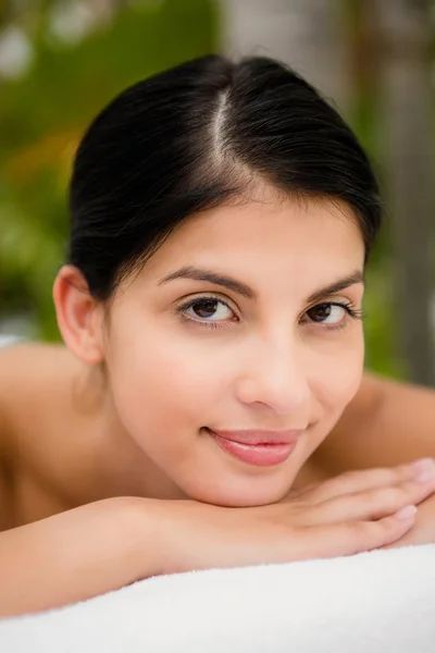 Vrouw liggend op een massagetafel — Stockfoto