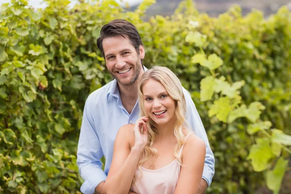 Joven feliz pareja sonriendo a la cámara — Foto de Stock