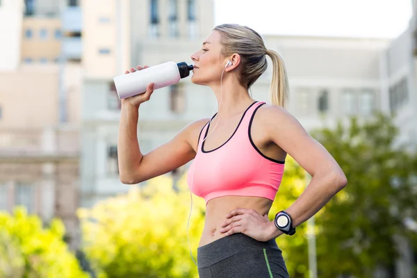 Una bella donna che beve acqua — Foto Stock