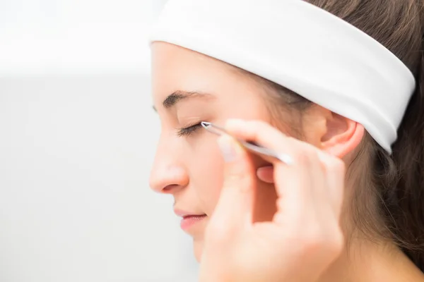 Hand applying eyeshadow — Stock Photo, Image