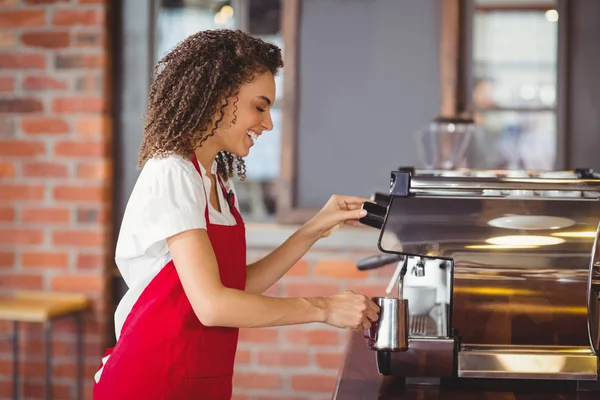 Leende barista förbereda en kopp kaffe — Stockfoto