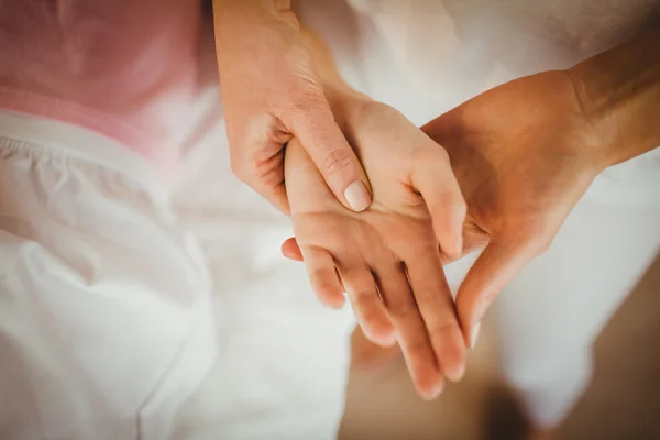 Jonge vrouw krijgt hand massage — Stockfoto