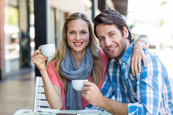 Par med kaffe tillsammans — Stockfoto