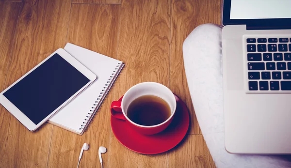 Ноутбук, планшет, кофе и наушники — стоковое фото