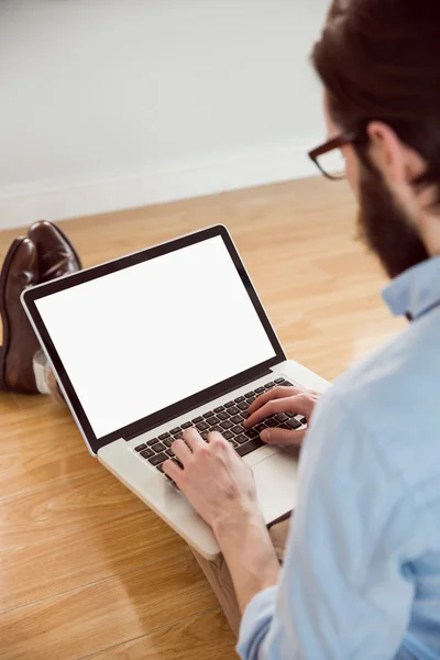 Handsome hipster using his laptop — Stock Photo, Image