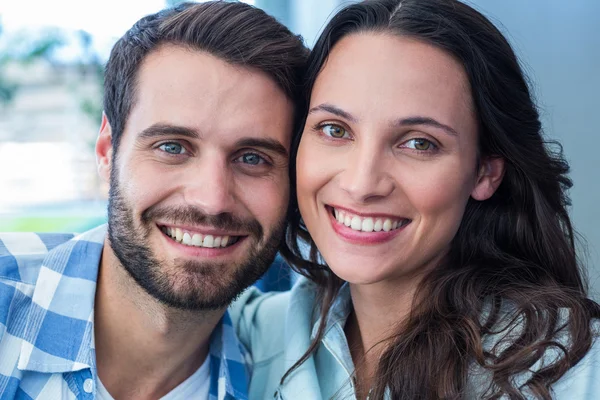 Close up van gelukkige paar nemen selfie — Stockfoto