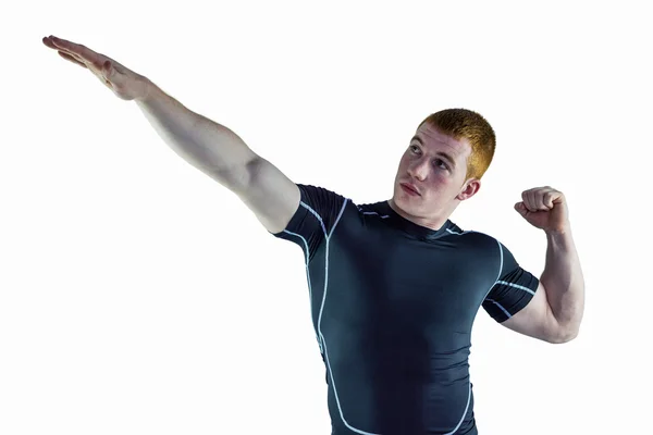 Muskulöser Rugbyspieler, der in den Himmel zeigt — Stockfoto