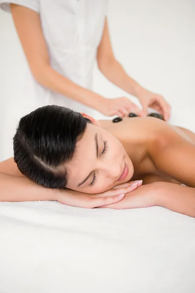 Mulher recebendo massagem de pedra quente — Fotografia de Stock