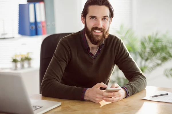 Hipster zakenman verzenden van een tekst — Stockfoto