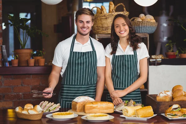 Glimlachende medewerkers kijken naar de camera — Stockfoto