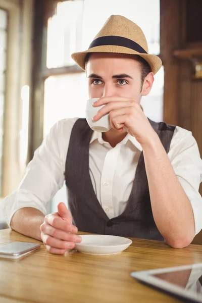 Hipster s šálkem kávy — Stock fotografie