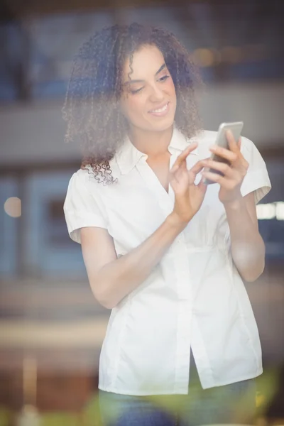 Leende kvinna skicka en text — Stockfoto