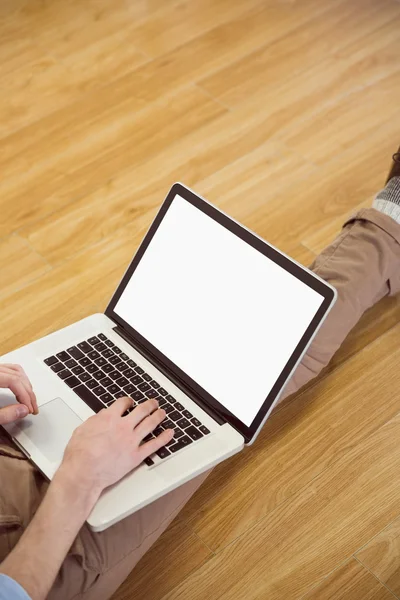 Knappe hipster met behulp van zijn laptop — Stockfoto